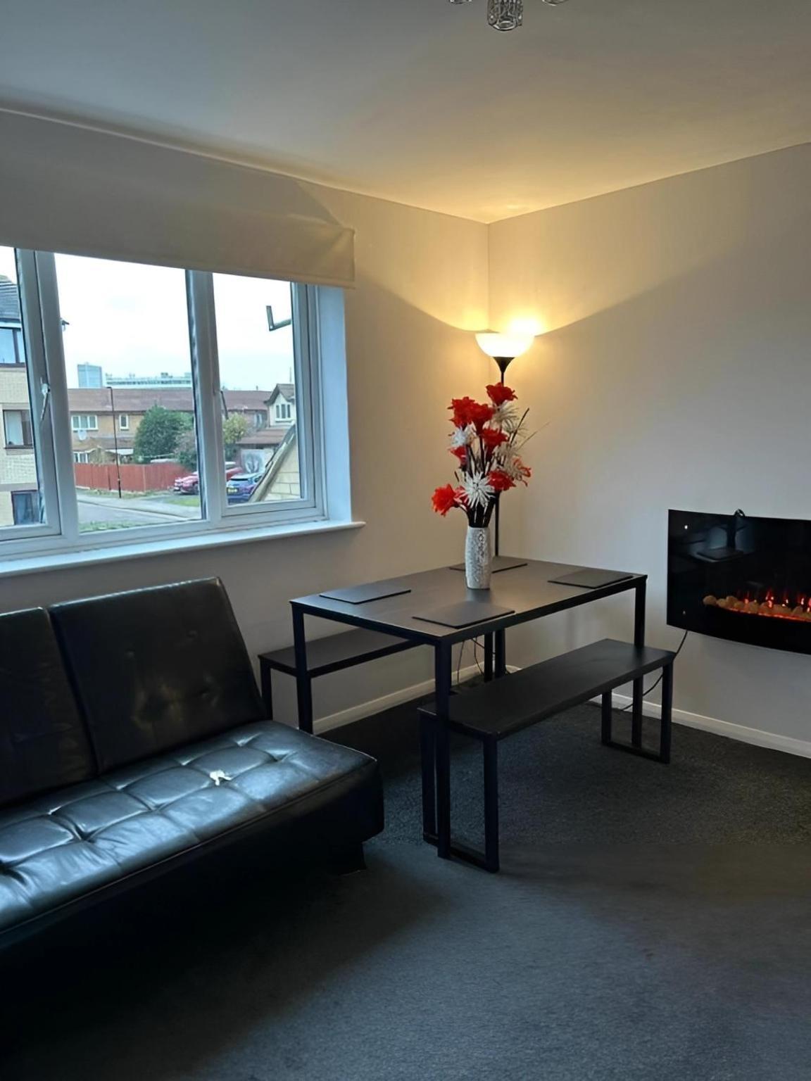Sleek & Stylish - E15 Apartment With Parking Londen Buitenkant foto