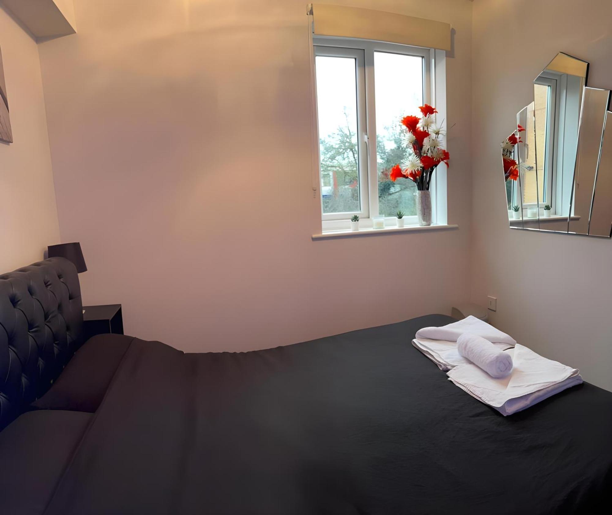 Sleek & Stylish - E15 Apartment With Parking Londen Buitenkant foto